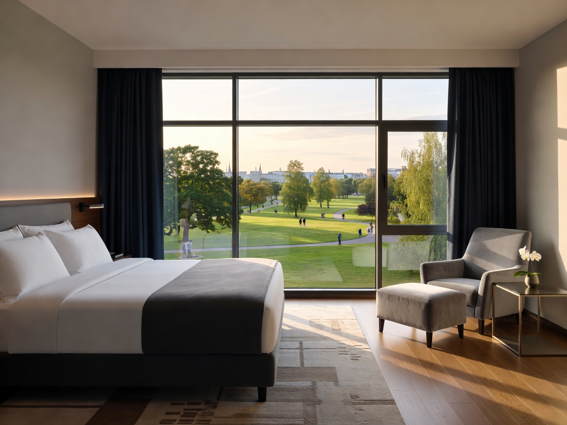 Hilton Tallinn Parkin Executive-huone laajoilla panoraamaikkunoilla Politseiaedin puistoon